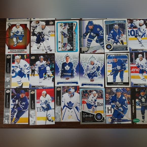 Toronto Maple Leafs 26 Card Lot (Matthews, Marner, Nylander) - Picture 3 of 4